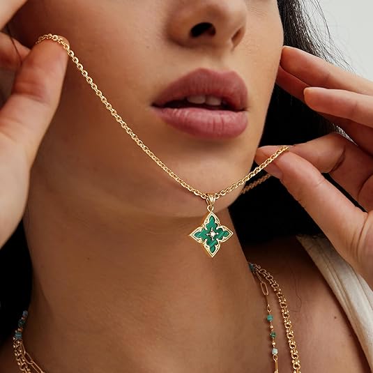 Naszyjnik z wisiorkiem w kształcie szmaragdowej koniczyny | Złoto